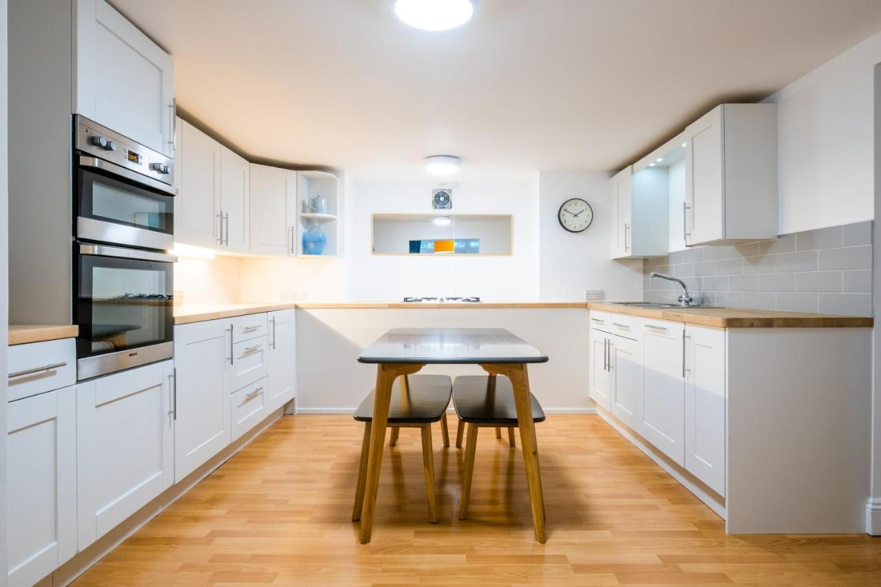 Modern Apt Near Gardens With Large Decking Area - Vivre Retreats Bournemouth Ngoại thất bức ảnh